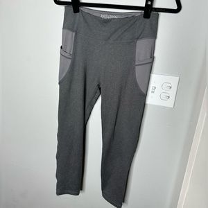 Jadelynn Brooke bow grey leggings size small